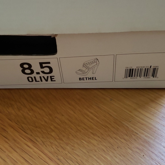 NIB Banana Republic Bethel Olive Suede Heels - Picture 9 of 9